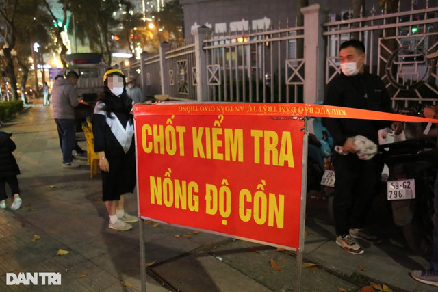 Đêm 8/3, hàng loạt nữ tài xế bị kiểm tra nồng độ cồn Dem 8/3, hang loat nu tai xe bi kiem tra nong do con