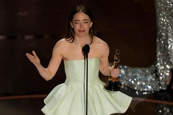 Khoảnh khắc tệ nhất Oscar 2024 - Hình 4 Khoanh khac te nhat Oscar 2024-Hinh-4