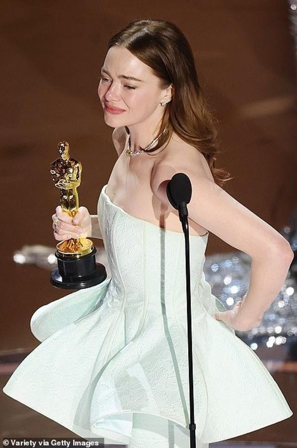 Khoảnh khắc tệ nhất Oscar 2024 - Hình 6 Khoanh khac te nhat Oscar 2024-Hinh-6