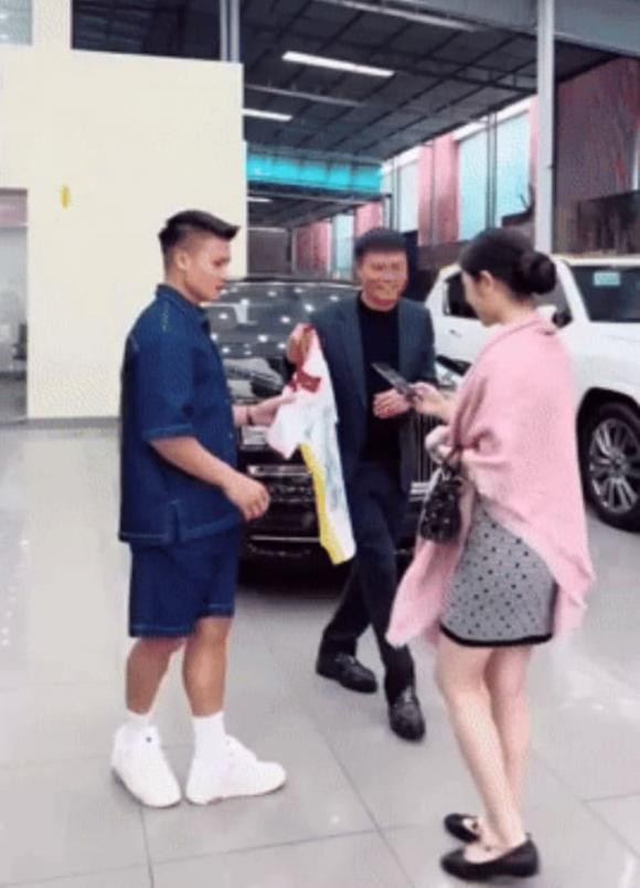 Chu Thanh Huyền và Quang Hải bị bắt gặp tại một showroom ô tô Chu Thanh Huyen va Quang Hai bi bat gap tai mot showroom o to