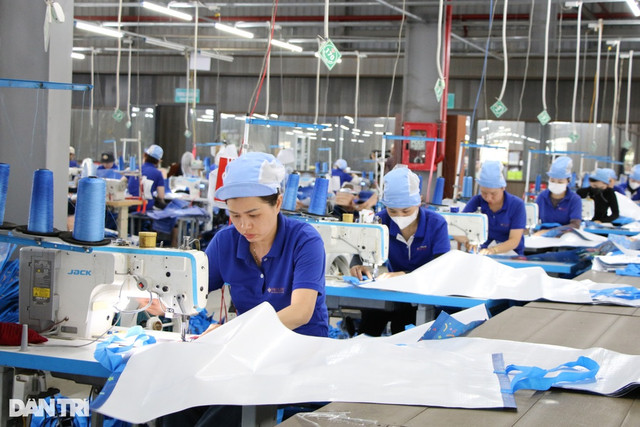 Sáng thong thả đạp xe đi làm, công nhân nhận lương 15 triệu đồng/tháng - Hình 3 Sang thong tha dap xe di lam, cong nhan nhan luong 15 trieu dong/thang-Hinh-3