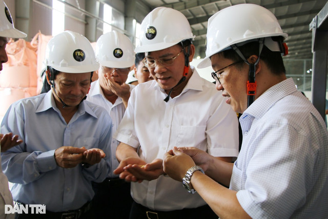 Sáng thong thả đạp xe đi làm, công nhân nhận lương 15 triệu đồng/tháng - Hình 4 Sang thong tha dap xe di lam, cong nhan nhan luong 15 trieu dong/thang-Hinh-4