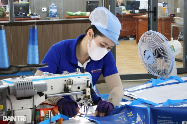 Sáng thong thả đạp xe đi làm, công nhân nhận lương 15 triệu đồng/tháng Sang thong tha dap xe di lam, cong nhan nhan luong 15 trieu dong/thang