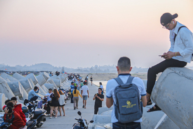 Giới trẻ đổ xô check-in bãi rêu xanh cực chill ở Quảng Ngãi - Hình 2 Gioi tre do xo check-in bai reu xanh cuc chill o Quang Ngai-Hinh-2