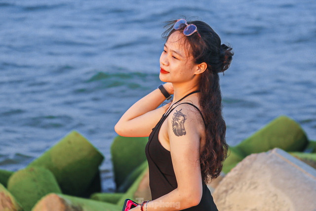 Giới trẻ đổ xô check-in bãi rêu xanh cực chill ở Quảng Ngãi - Hình 7 Gioi tre do xo check-in bai reu xanh cuc chill o Quang Ngai-Hinh-7