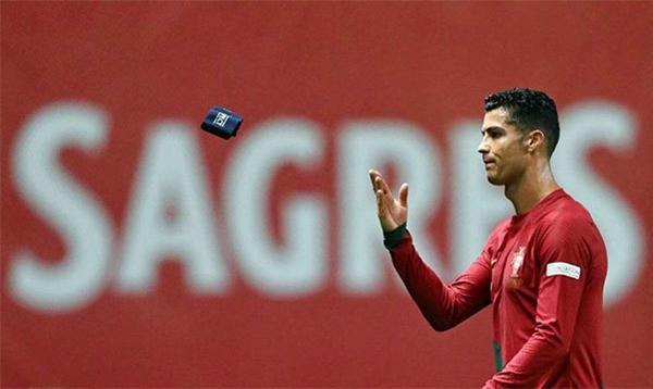 5 lần Cristiano Ronaldo ném băng đội trưởng 5 lan Cristiano Ronaldo nem bang doi truong