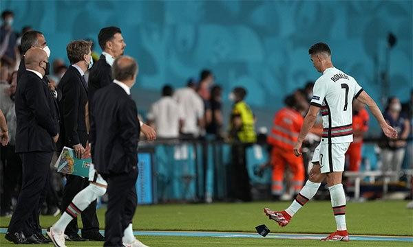 5 lần Cristiano Ronaldo ném băng đội trưởng - Hình 2 5 lan Cristiano Ronaldo nem bang doi truong-Hinh-2