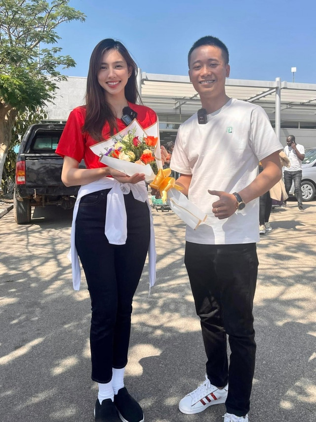 Quang Linh Vlog có hành động "gă-lăng" khi Thùy Tiên say sưa hát Quang Linh Vlog co hanh dong