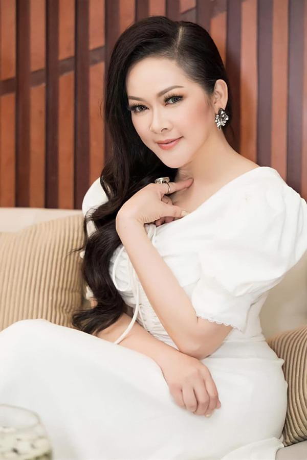Nữ nghệ sĩ tài sắc dòng bolero đời thực ra sao ở tuổi U60? - Hình 7 Nu nghe si tai sac dong bolero doi thuc ra sao o tuoi U60?-Hinh-7