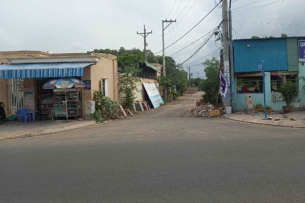 Bé gái 5 tuổi nghi bị xâm hại, tử vong bất thường ở bãi đất trống gần nhà Be gai 5 tuoi nghi bi xam hai, tu vong bat thuong o bai dat trong gan nha