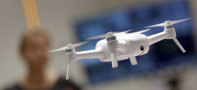 Tội phạm dùng drone ném chất nổ vào cảnh sát Toi pham dung drone nem chat no vao canh sat