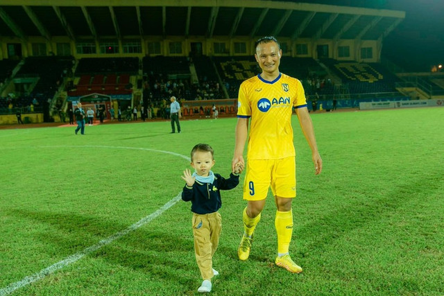 Trọng Hoàng viết tâm thư cảm ơn người hâm mộ khép lại V.League Trong Hoang viet tam thu cam on nguoi ham mo khep lai V.League