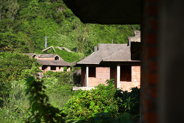Hàng loạt biệt thự, resort bỏ hoang ở ven biển Đà Nẵng - Hình 5 Hang loat biet thu, resort bo hoang o ven bien Da Nang-Hinh-5