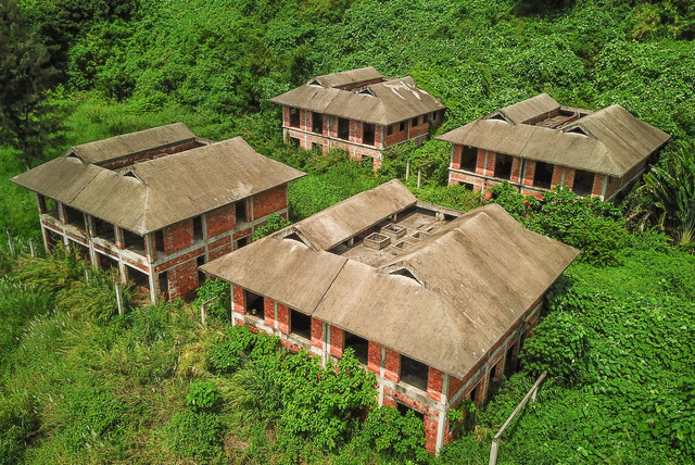 Hàng loạt biệt thự, resort bỏ hoang ở ven biển Đà Nẵng - Hình 4 Hang loat biet thu, resort bo hoang o ven bien Da Nang-Hinh-4