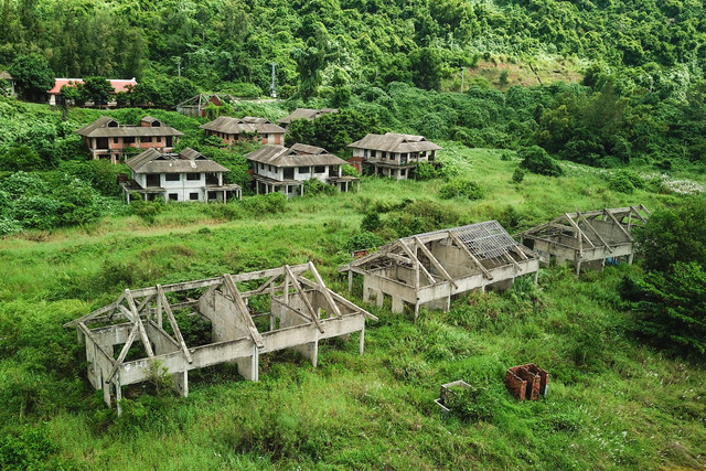 Hàng loạt biệt thự, resort bỏ hoang ở ven biển Đà Nẵng - Hình 2 Hang loat biet thu, resort bo hoang o ven bien Da Nang-Hinh-2
