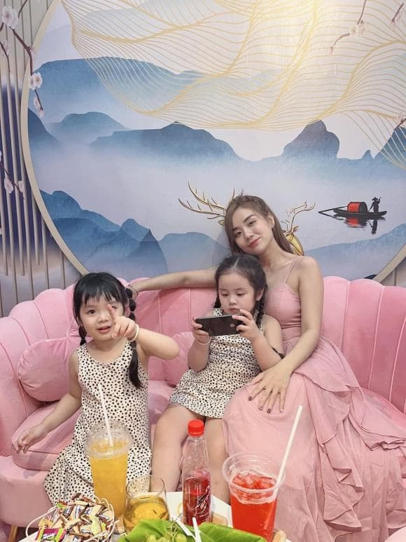 Vợ cũ Hoài Lâm tự tin khoe vết rạn sau khi hạ sinh 2 nhóc tì - Hình 4 Vo cu Hoai Lam tu tin khoe vet ran sau khi ha sinh 2 nhoc ti-Hinh-4
