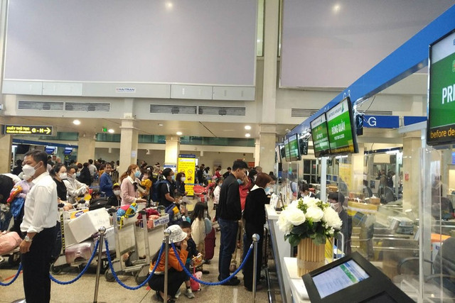 Người dân nườm nượp trở lại TP.HCM sau kỳ nghỉ tết - Hình 2 Nguoi dan nuom nuop tro lai TP.HCM sau ky nghi tet-Hinh-2