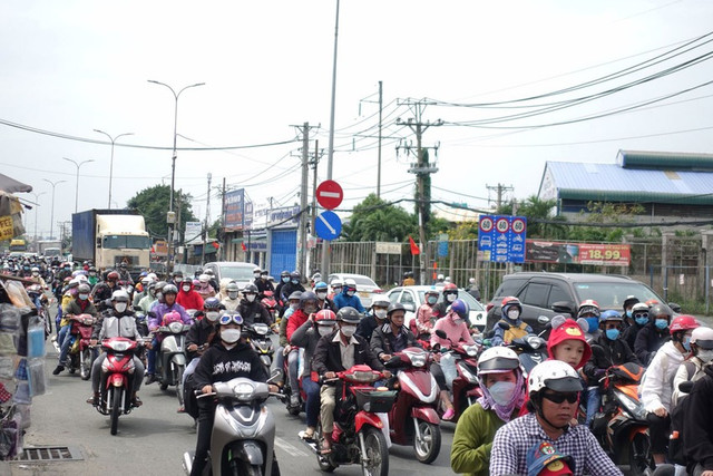 Người dân nườm nượp trở lại TP.HCM sau kỳ nghỉ tết Nguoi dan nuom nuop tro lai TP.HCM sau ky nghi tet