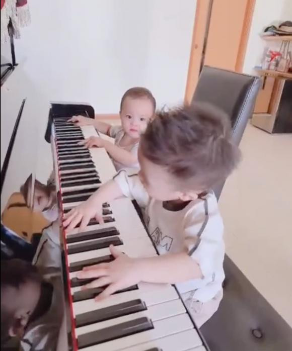 Con trai Bằng Kiều 17 tháng đã có trình tán gái hơn bố - Hình 4 Con trai Bang Kieu 17 thang da co trinh tan gai hon bo-Hinh-4