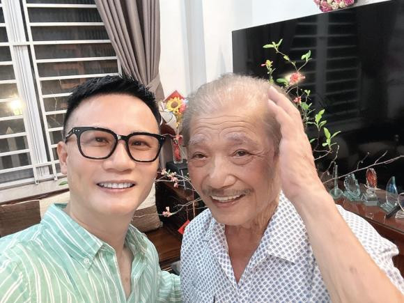 Hoàng Bách đưa mẹ đến thăm nhà NSND Trần Hiếu dịp Tết Hoang Bach dua me den tham nha NSND Tran Hieu dip Tet