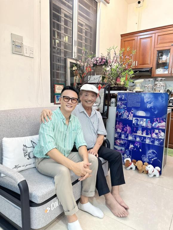 Hoàng Bách đưa mẹ đến thăm nhà NSND Trần Hiếu dịp Tết - Hình 3 Hoang Bach dua me den tham nha NSND Tran Hieu dip Tet-Hinh-3