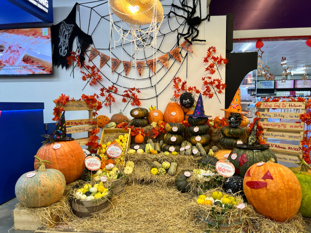 Chi chục triệu đồng tiệc Halloween ở khách sạn 5 sao b - Hình 3 Chi chuc trieu dong tiec Halloween o khach san 5 sao b-Hinh-3