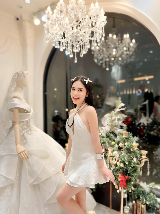 Đại gia quận 7 Đoàn Di Băng flex biệt thự 22 tỷ mùa Noel Dai gia quan 7 Doan Di Bang flex biet thu 22 ty mua Noel