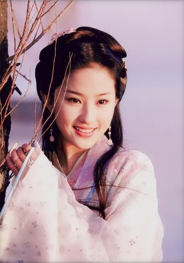 Hé lộ bí mật mối quan hệ của Lưu Diệc Phi với cha nuôi tỷ phú - Hình 2 He lo bi mat moi quan he cua Luu Diec Phi voi cha nuoi ty phu-Hinh-2