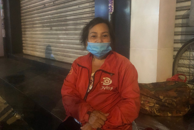Người nghèo ở TP.HCM không nhà ở, miếng ăn hậu giãn cách - Hình 2 Nguoi ngheo o TP.HCM khong nha o, mieng an hau gian cach-Hinh-2