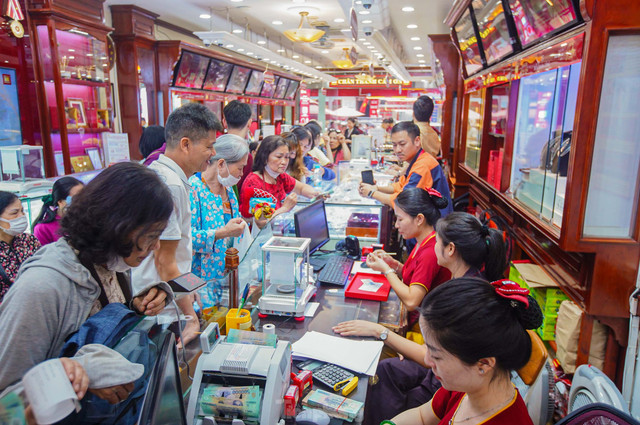 Cảnh tượng chưa từng thấy ở 'phố vàng' Hà Nội - Hình 16 Canh tuong chua tung thay o 'pho vang' Ha Noi-Hinh-16