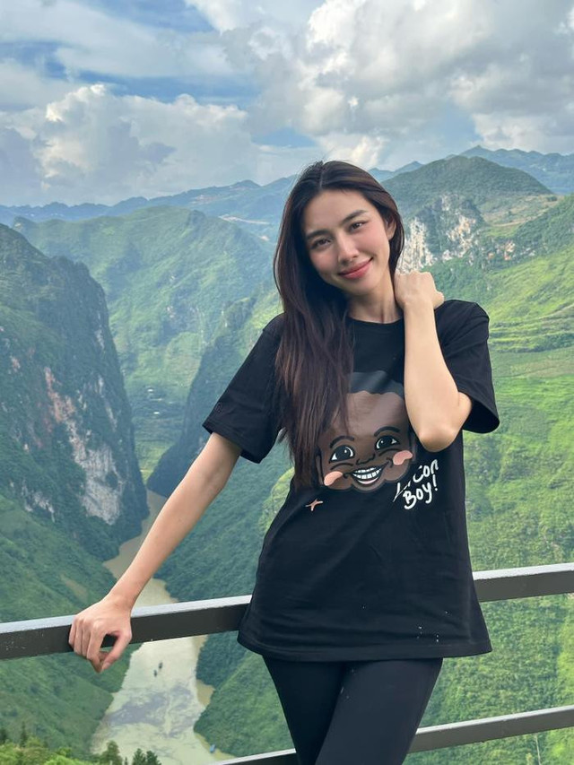 Thót tim khi Thùy Tiên bị té xuống vực trong chuyến đi Hà Giang Thot tim khi Thuy Tien bi te xuong vuc trong chuyen di Ha Giang