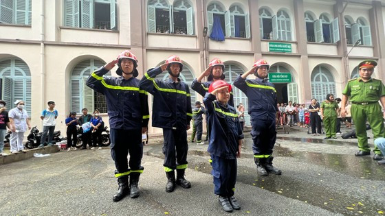 30 chiến sĩ công an giúp cậu bé ung thư thực hiện ước mơ làm lính cứu hỏa - Hình 2 30 chien si cong an giup cau be ung thu thuc hien uoc mo lam linh cuu hoa-Hinh-2