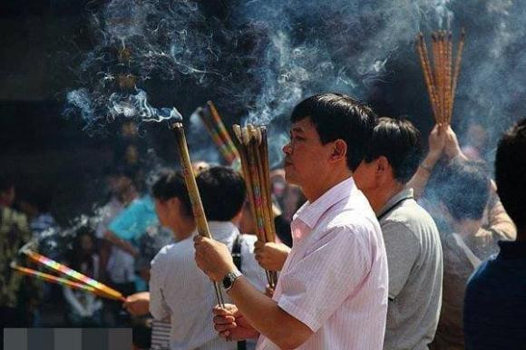 Thắp hương bằng tay trái hay tay phải? Nhiều người đang làm sai! Thap huong bang tay trai hay tay phai? Nhieu nguoi dang lam sai!