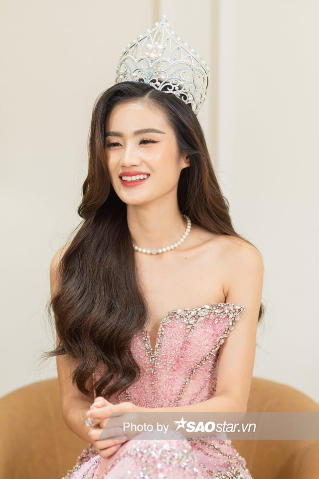 Sao Việt nói về Ý Nhi: Kẻ đòi tước vương miện, người chê 'hoa hậu té giếng' Sao Viet noi ve Y Nhi: Ke doi tuoc vuong mien, nguoi che 'hoa hau te gieng'