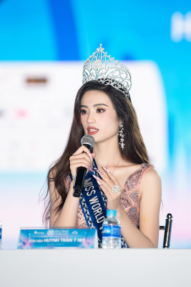 Hoa hậu Ý Nhi bị hơn 200 nghìn người ghét bỏ vì 'vạ miệng' có đáng? - Hình 2 Hoa hau Y Nhi bi hon 200 nghin nguoi ghet bo vi 'va mieng' co dang?-Hinh-2