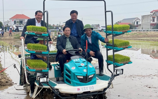 Thủ tướng xuống đồng trực tiếp điều khiển máy cấy lúa - Hình 2 Thu tuong xuong dong truc tiep dieu khien may cay lua-Hinh-2