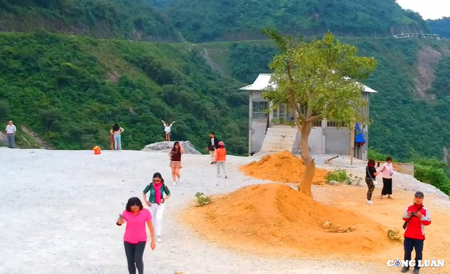 Khám phá Đèo Đá Trắng, nơi như tuyết phủ quanh năm tại Hòa Bình - Hình 3 Kham pha Deo Da Trang, noi nhu tuyet phu quanh nam tai Hoa Binh-Hinh-3