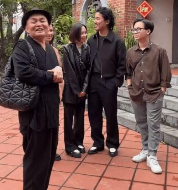 Xuân Hinh tuyển vợ cho con trai, nói gì hút 3 triệu lượt xem? Xuan Hinh tuyen vo cho con trai, noi gi hut 3 trieu luot xem?