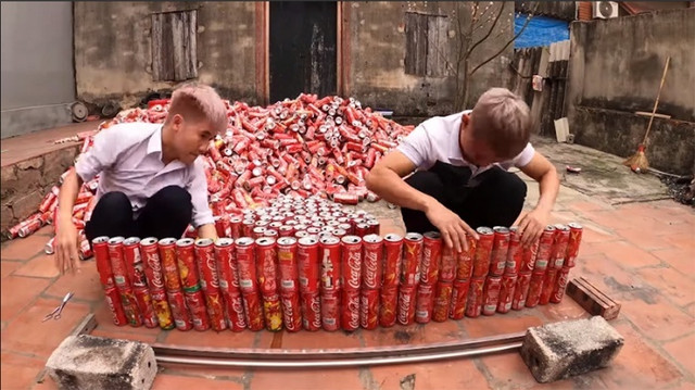 Những kênh Youtube gây tranh cãi nhưng vẫn bội thu bạc tỷ? - Hình 3 Nhung kenh Youtube gay tranh cai nhung van boi thu bac ty?-Hinh-3
