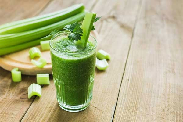 Uống nước cần tây kiểu này cẩn thận kẻo vô sinh, hại sức khỏe Uong nuoc can tay kieu nay can than keo vo sinh, hai suc khoe