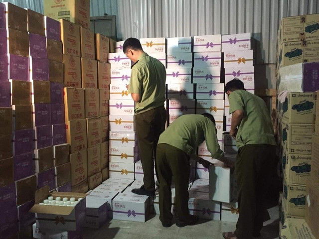 Đột kích, phá kho hàng 38.000 chai sữa chua Trung Quốc giữa Hà Nội Dot kich, pha kho hang 38.000 chai sua chua Trung Quoc giua Ha Noi