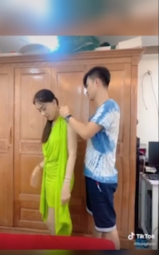 Chồng trẻ lóng ngóng tay chân khi mặc đồ cho Lâm Khánh Chi - Hình 5 Chong tre long ngong tay chan khi mac do cho Lam Khanh Chi-Hinh-5