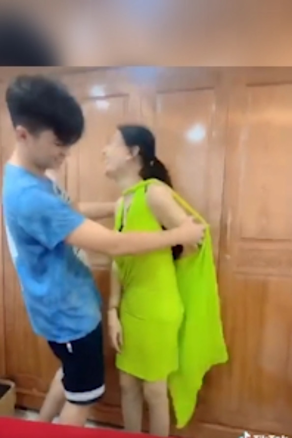 Chồng trẻ lóng ngóng tay chân khi mặc đồ cho Lâm Khánh Chi - Hình 2 Chong tre long ngong tay chan khi mac do cho Lam Khanh Chi-Hinh-2