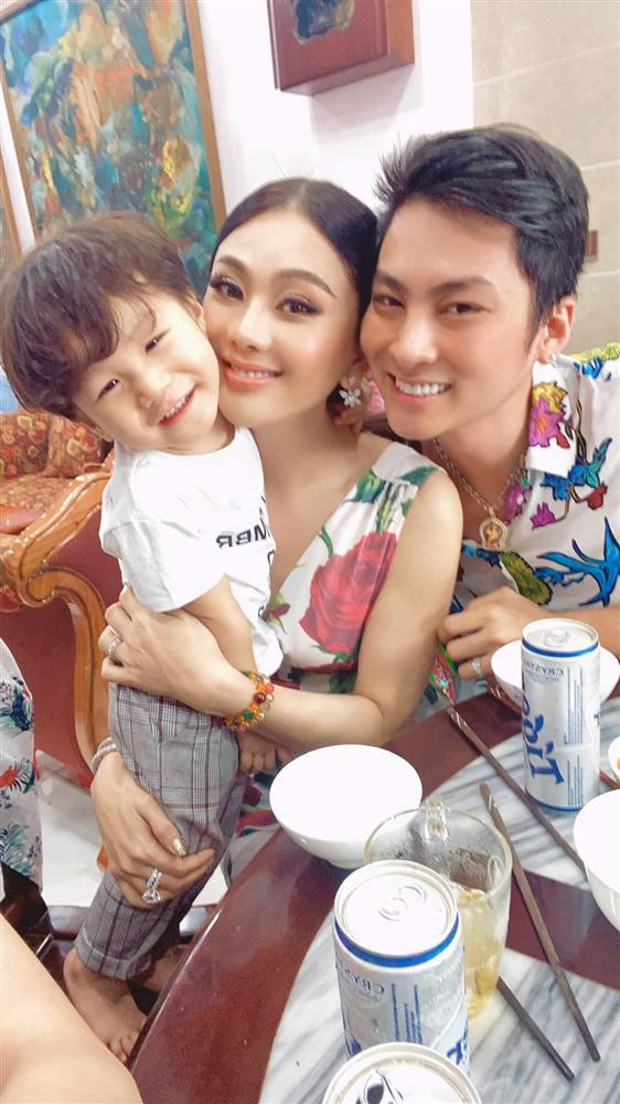 Chồng trẻ lóng ngóng tay chân khi mặc đồ cho Lâm Khánh Chi - Hình 7 Chong tre long ngong tay chan khi mac do cho Lam Khanh Chi-Hinh-7