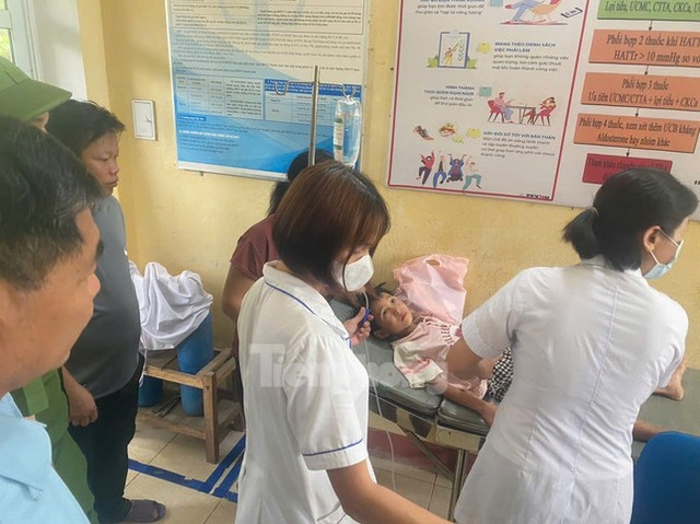 Cháu bé lạc 5 ngày trong rừng ở Yên Bái đã được tìm thấy - Hình 3 Chau be lac 5 ngay trong rung o Yen Bai da duoc tim thay-Hinh-3