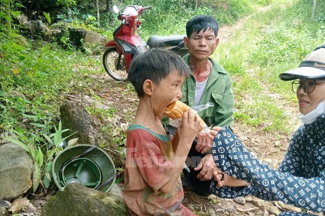 Cháu bé lạc 5 ngày trong rừng ở Yên Bái đã được tìm thấy - Hình 2 Chau be lac 5 ngay trong rung o Yen Bai da duoc tim thay-Hinh-2