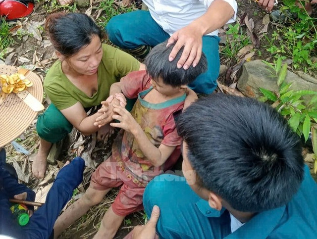 Cháu bé lạc 5 ngày trong rừng ở Yên Bái đã được tìm thấy Chau be lac 5 ngay trong rung o Yen Bai da duoc tim thay