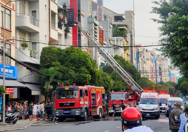 Cháy nhà trọ ở TPHCM: 2 người chết, nhiều người đu dây thoát ra ngoài - Hình 4 Chay nha tro o TPHCM: 2 nguoi chet, nhieu nguoi du day thoat ra ngoai-Hinh-4
