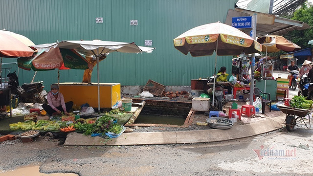 Phóng lên vỉa hè, thanh niên cùng xe máy rơi hố sâu ở Sài Gòn - Hình 2 Phong len via he, thanh nien cung xe may roi ho sau o Sai Gon-Hinh-2