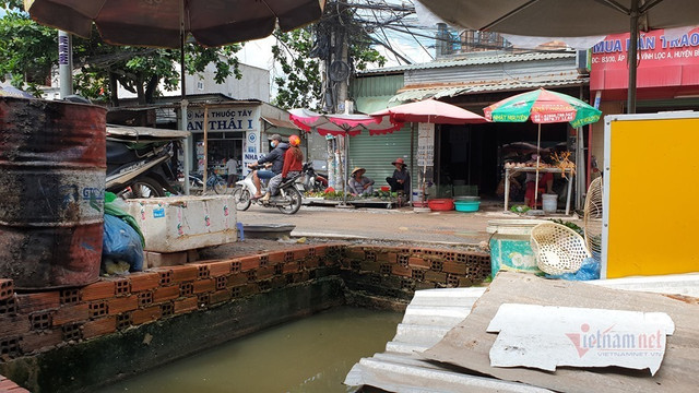 Phóng lên vỉa hè, thanh niên cùng xe máy rơi hố sâu ở Sài Gòn - Hình 3 Phong len via he, thanh nien cung xe may roi ho sau o Sai Gon-Hinh-3